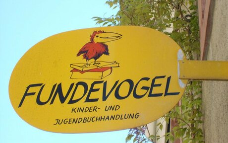 Signez avec le logo Fundevogel à l'extérieur de notre librairie - Source de l'image: Eigenmaterial