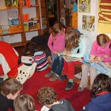 Kinder sitzen in der Buchhandlung Fundevogel und lesen Bücher - Image source: Eigenmaterial
