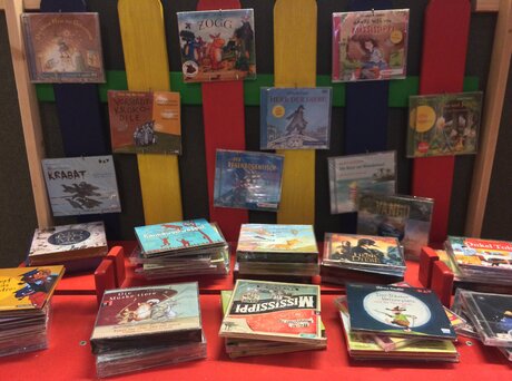 Shelf displaying various audiobooks - Image source: Eigenmaterial